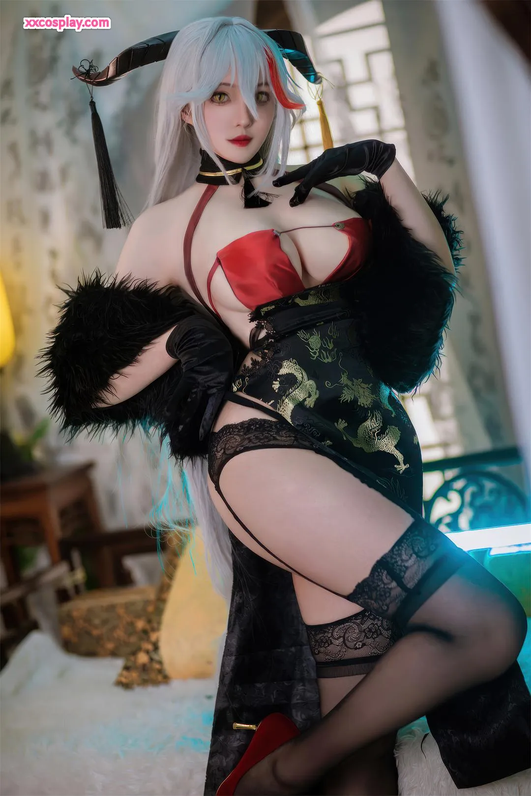 Natsuko夏夏子 as Aegir: Golden Dragon Soaring Auspicious Clouds